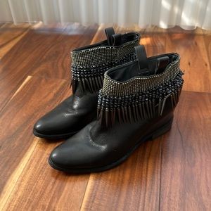 SCHUTZ BLACK LEATHER ANKLE BOOTS EMBELLISHMENTS ON ANKLES PULL ON EUR39